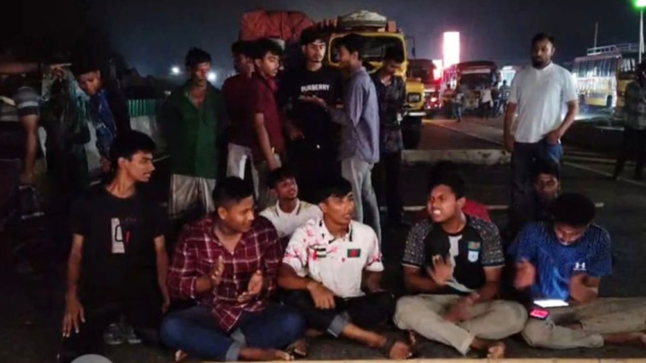 এসএসসি পরীক্ষার প্রবেশপত্র না পাওয়ায় শিক্ষার্থীদের মহাসড়ক অবরোধ ও ইউএনওর আশ্বাস