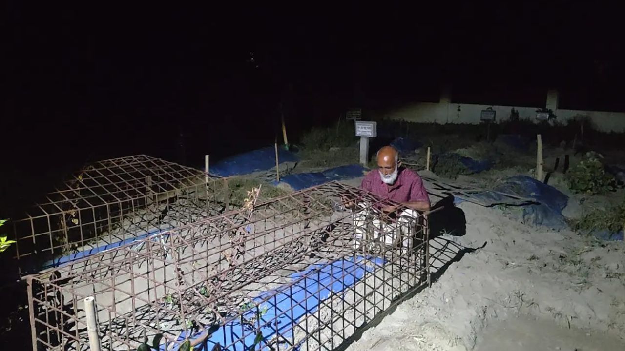 সন্তানের লাশ চুরির আতঙ্ক: ঋণ করে কবর পাহারা দিচ্ছেন মুন্সীগঞ্জের বৃদ্ধ বাবা