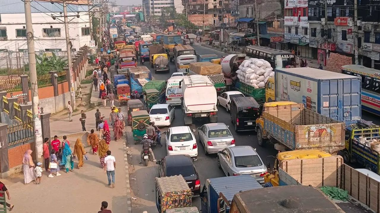 ঢাকা-টাঙ্গাইল মহাসড়কে সিমেন্টবাহী ট্রাক উল্টে ৪ কিলোমিটার যানজট, ভোগান্তিতে যাত্রীরা