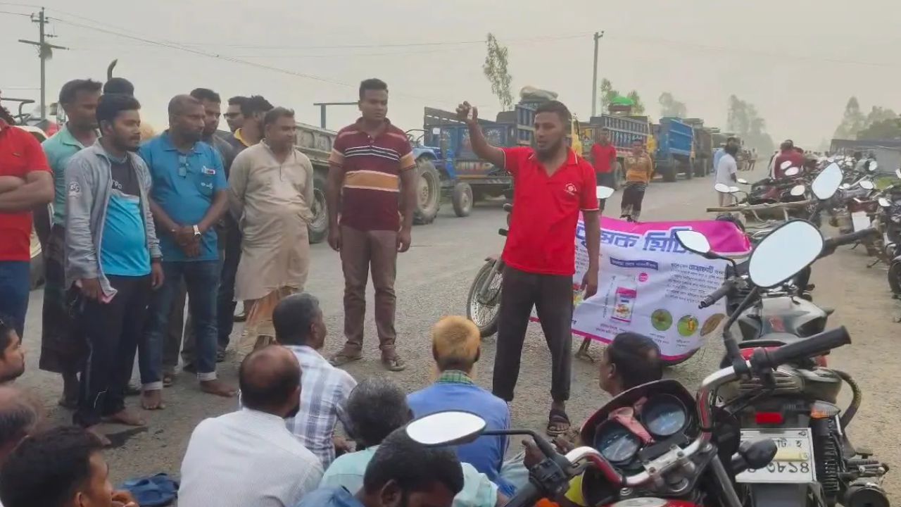 তেল পাম্পে দীর্ঘ ভোগান্তি: অপেক্ষারত কৃষকদের নিয়ে হিলিতে ব্যতিক্রমী ‘পথসভা’