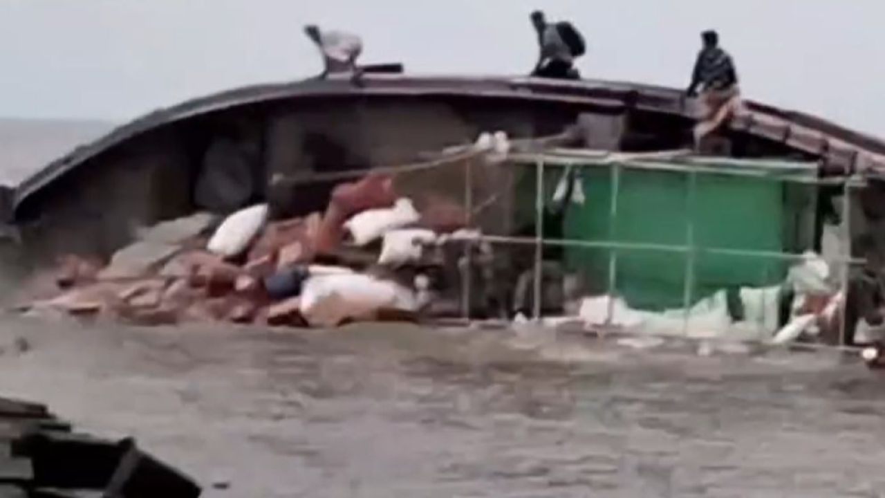 মনপুরা-তজুমুদ্দিন নৌরুটে পণ্যবাহী ট্রলারডুবি, ২০ লক্ষাধিক টাকার ক্ষতি