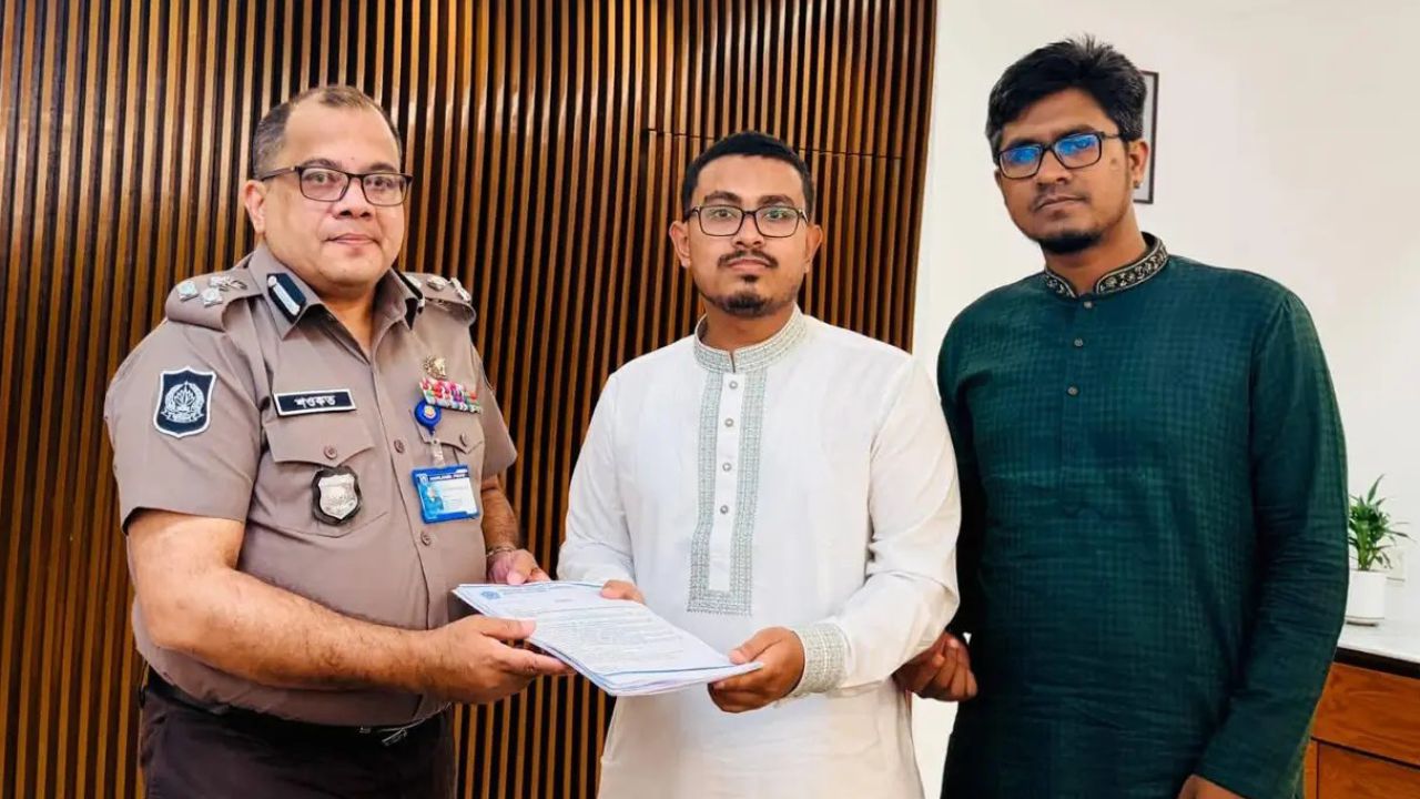 চট্টগ্রামে পুলিশের উপস্থিতিতেই দেশীয় অস্ত্র নিয়ে ছাত্রদলের হামলার অভিযোগ সাদিক কায়েমের