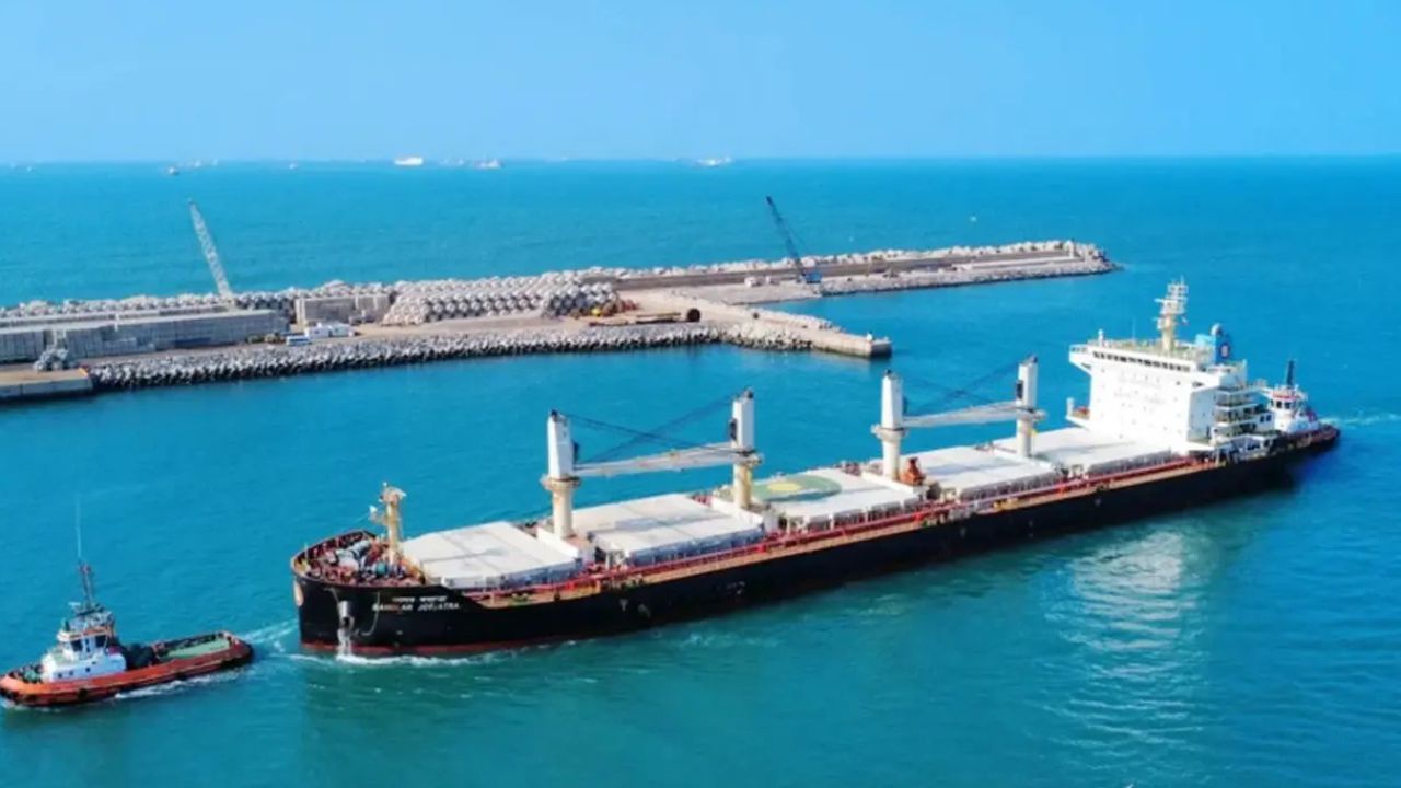 বাংলাদেশি জাহাজ 'বাংলার জয়যাত্রা' আটকে থাকার কারণ ও কূটনৈতিক জটিলতা