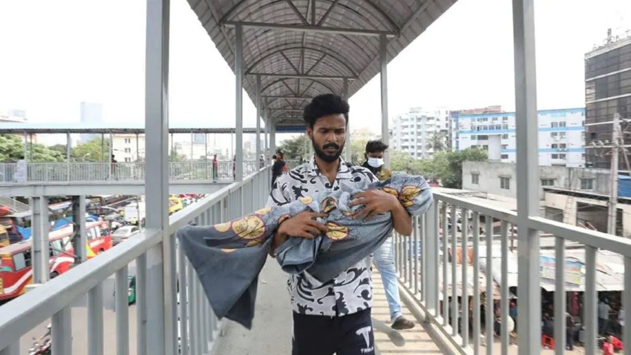 হাসপাতালের সামনে শিশু সাদমানের মরদেহ কোলে থাকা যুবকের পরিচয় ও নেপথ্যের ঘটনা