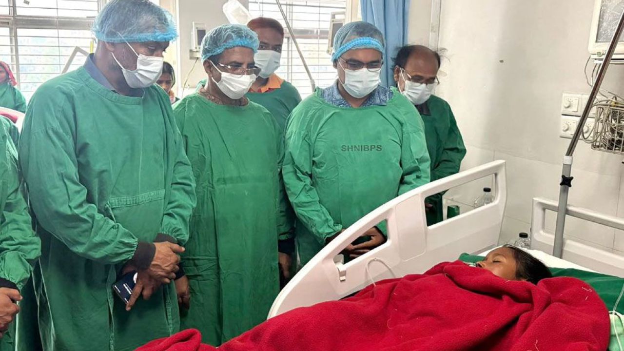 অগ্নিদগ্ধ শিশু লামিয়ার চিকিৎসার সম্পূর্ণ দায়িত্ব নিলেন ড. খন্দকার মারুফ হোসেন