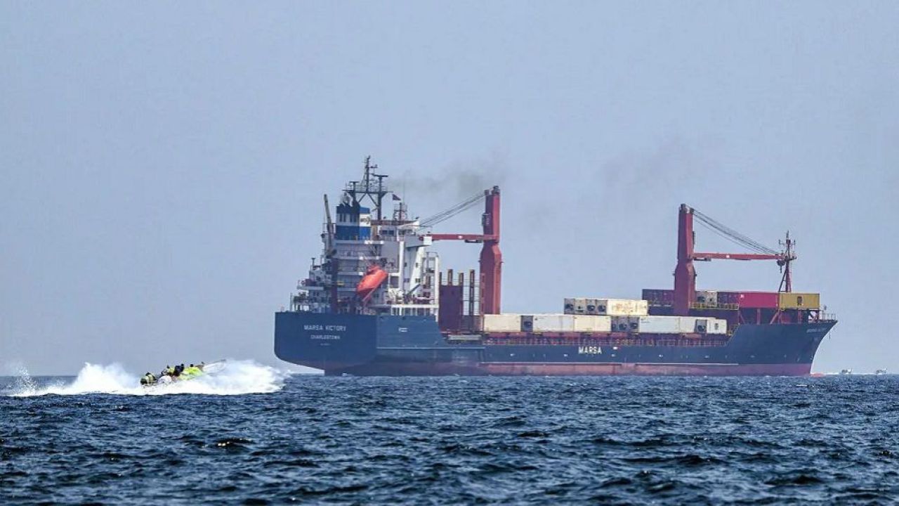 হরমুজ প্রণালিতে ইরানের কঠোর অবস্থান: এবার দুটি কার্গো জাহাজ জব্দ