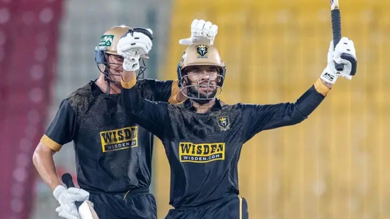 বাবর আজমকে ছাড়িয়ে পিএসএলে সর্বোচ্চ সেঞ্চুরির অনন্য রেকর্ড গড়লেন উসমান খান