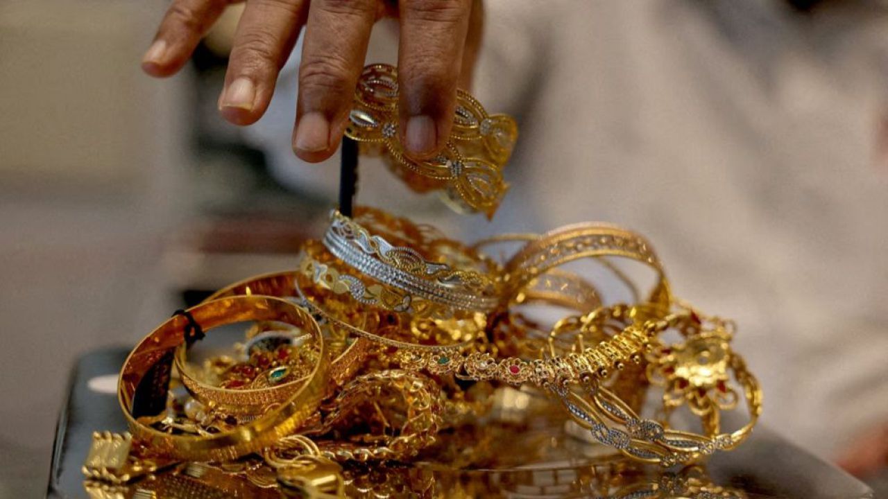 বিশ্ববাজারে স্বর্ণের দাম কমায় দেশের বাজারেও ভরিতে কমল ৩২৬৬ টাকা