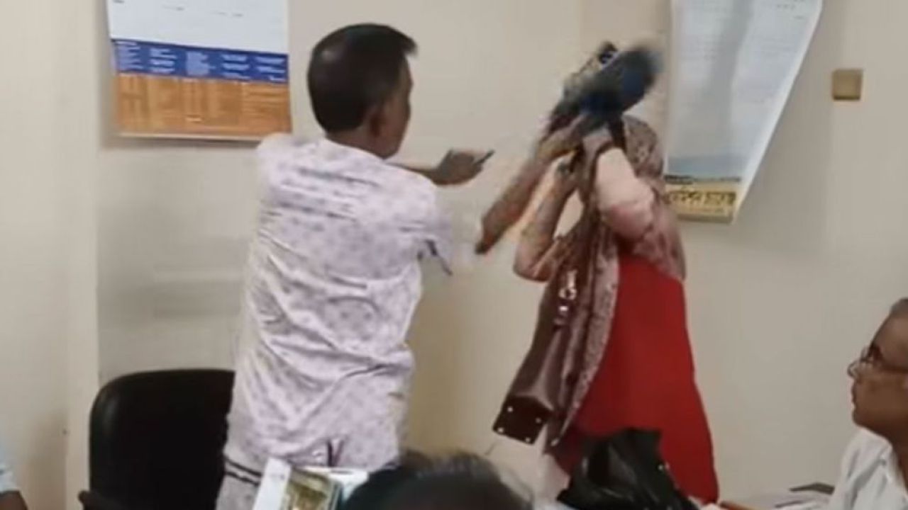 রাজশাহীতে কলেজে ঢুকে শিক্ষিকাকে জুতাপেটা ও শিক্ষকদের ওপর হামলার অভিযোগ বিএনপি নেতার বিরুদ্ধে