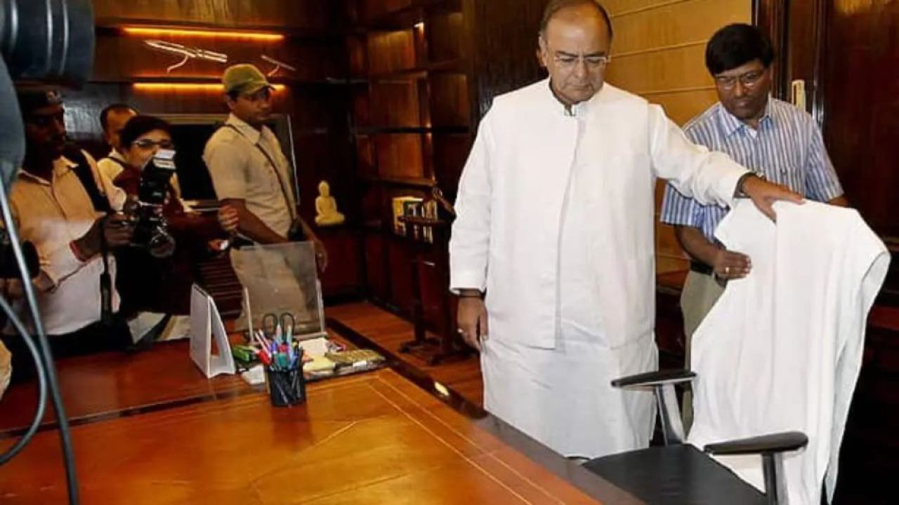 আমলাতন্ত্রে ক্ষমতার প্রতীক ‘সাদা তোয়ালে’: নেপথ্যে ব্রিটিশ ইতিহাস ও বর্তমান বিতর্ক