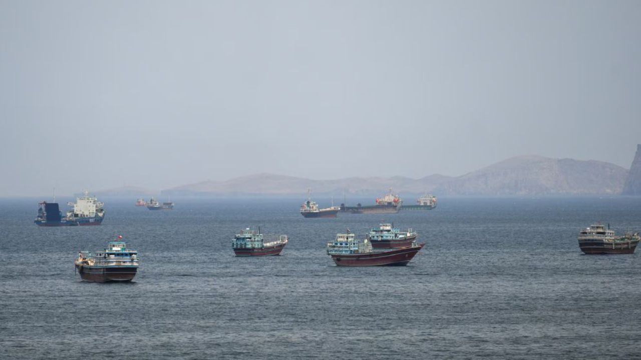 হরমুজ প্রণালিতে জাহাজ চলাচল স্থবির: ২৪ ঘণ্টায় পার হলো মাত্র ৫টি যান