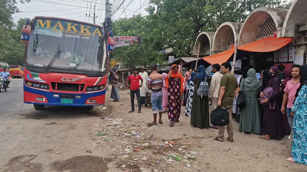 চাঁপাইনবাবগঞ্জে ধর্মঘট প্রত্যাহার, সচল হলো বাস চলাচল