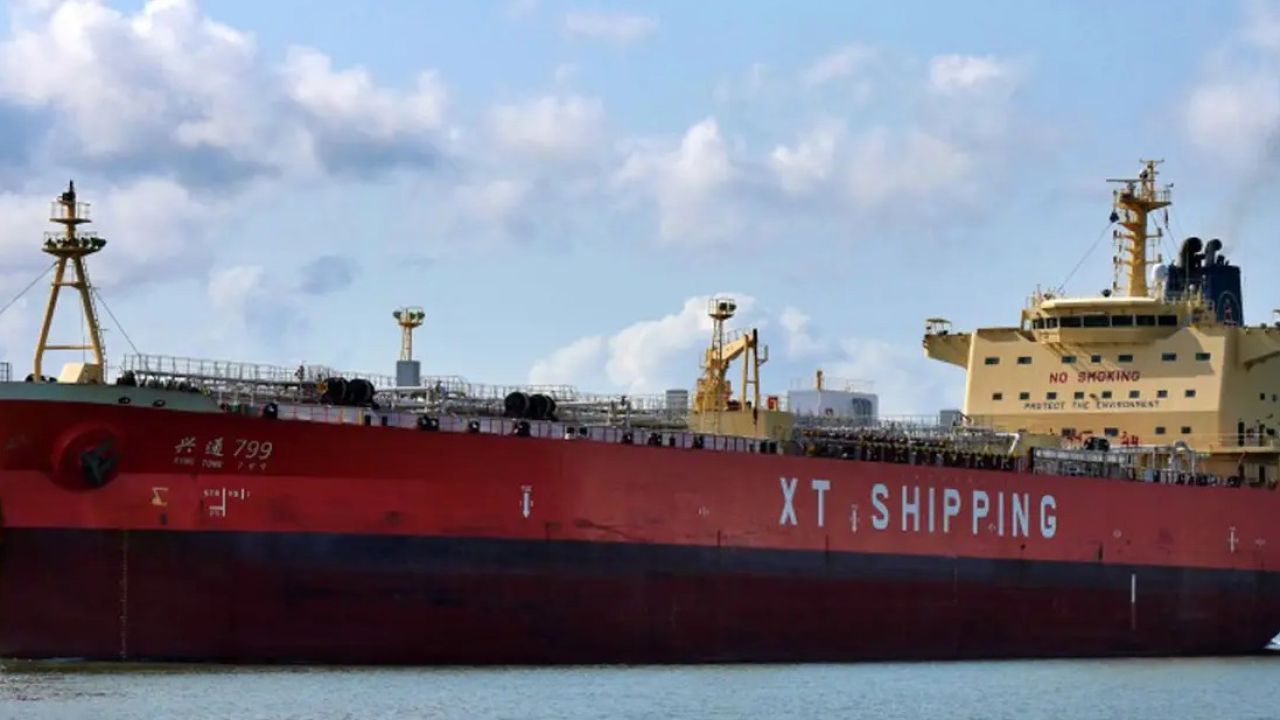 বিমানের জ্বালানি নিয়ে চট্টগ্রাম বন্দরে চীনা জাহাজ