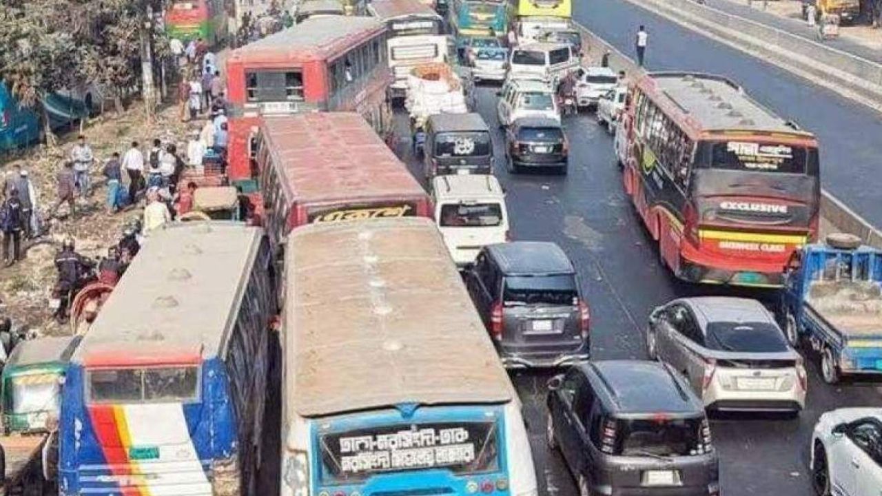 জ্বালানি তেলের মূল্যবৃদ্ধি: আজ থেকে কার্যকর বর্ধিত বাসভাড়া