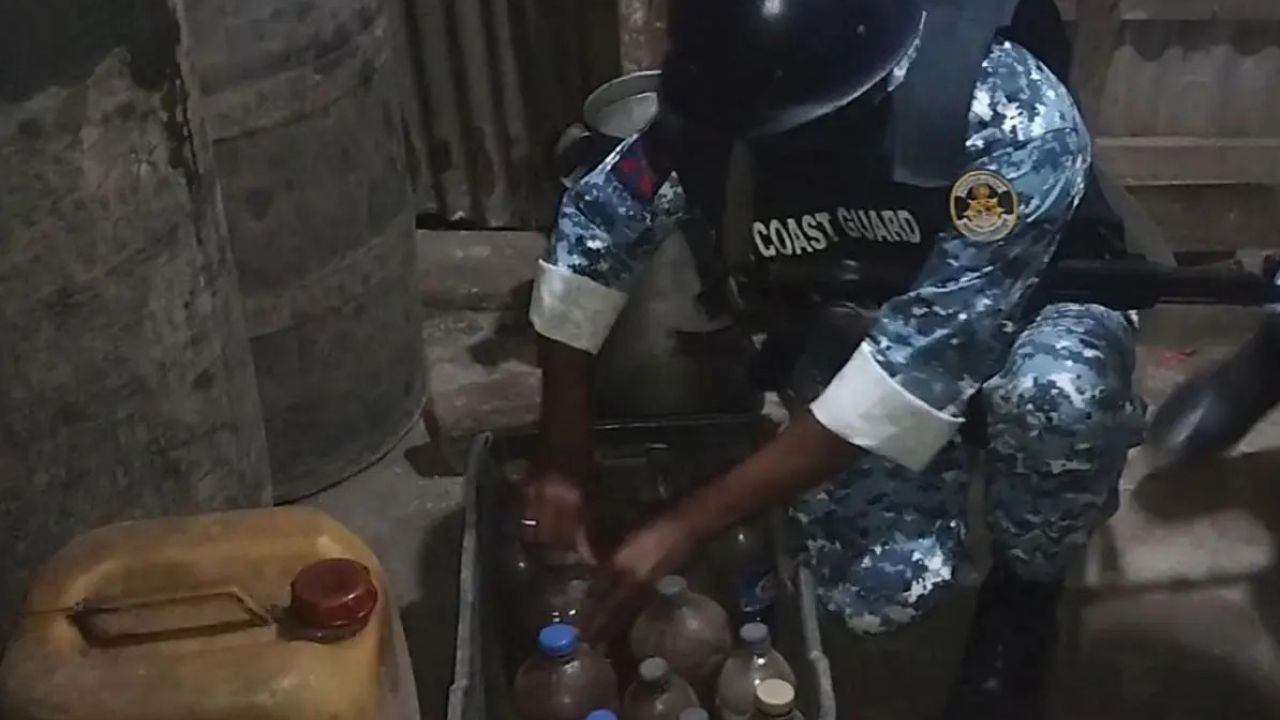 পাথরঘাটায় অবৈধভাবে মজুত করা ১২৬০ লিটার জ্বালানি উদ্ধার