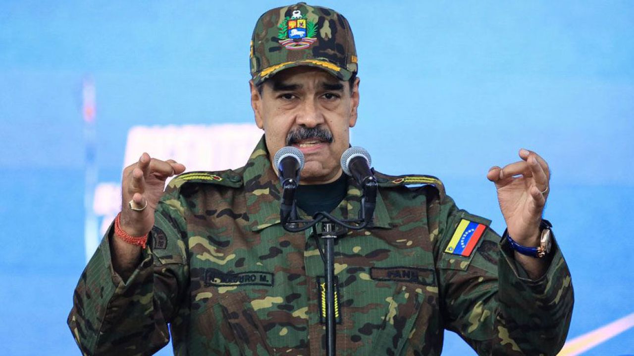 নিষেধাজ্ঞা শিথিল করে মাদুরোকে নতুন ফাঁদে ফেললেন ট্রাম্প