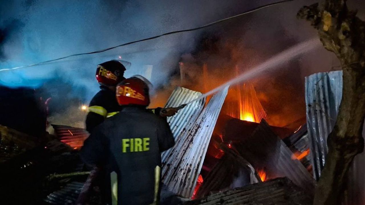 প্রেমঘটিত বিরোধে নরসিংদীতে যুবককে কুপিয়ে জখম ও বসতবাড়িতে অগ্নিসংযোগ