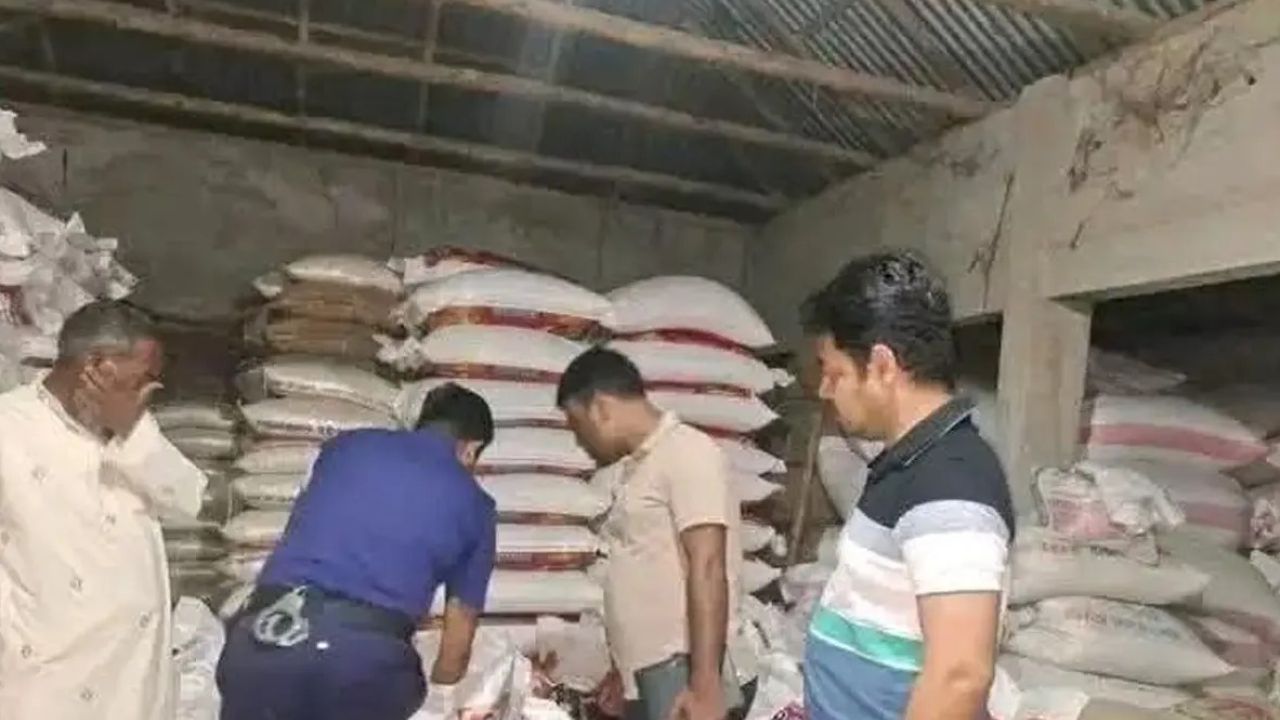 গফরগাঁওয়ে পরিত্যক্ত রাইস মিল থেকে ৫৩ বস্তা সরকারি চাল জব্দ, গ্রেপ্তার ৪
