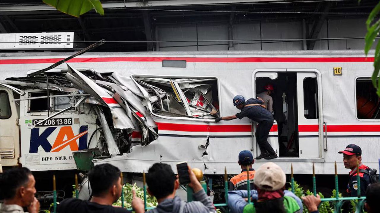 ইন্দোনেশিয়ায় ট্রেন সংঘর্ষে নিহতের সংখ্যা বেড়ে ১৪, আহত ৮০