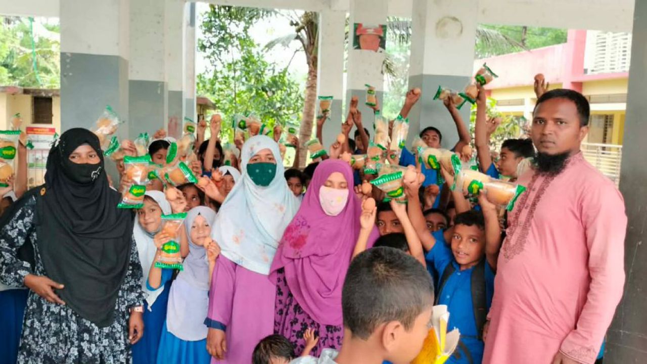 স্কুল ফিডিং প্রকল্পে অনিয়ম ও বাসি খাবার পরিবেশন