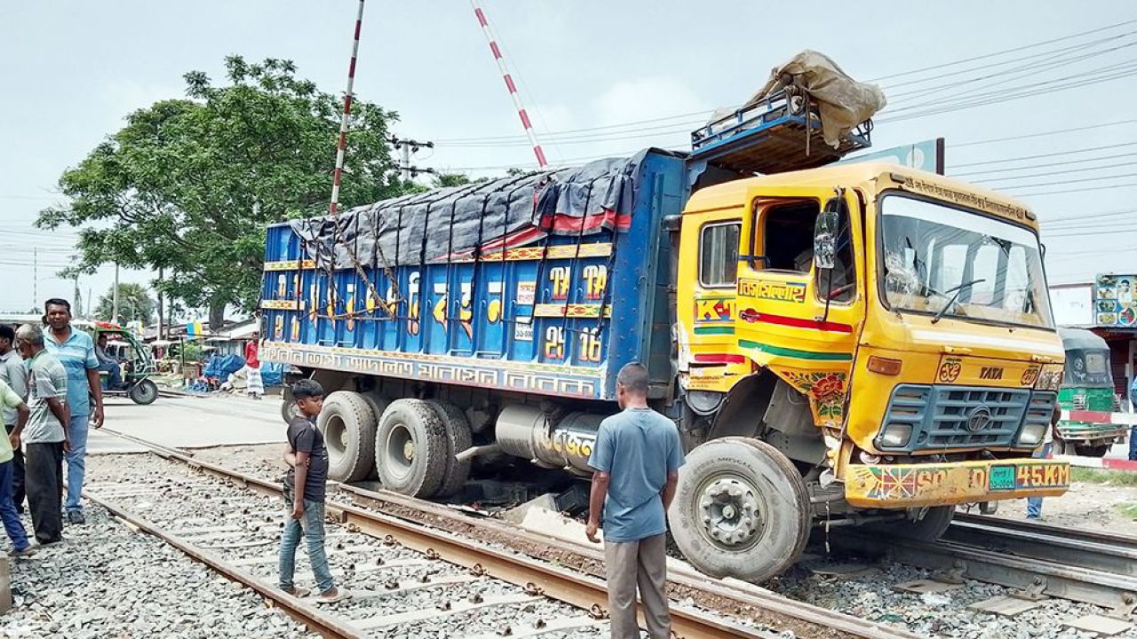 ঈশ্বরদীতে মালবাহী ট্রেন ও ট্রাকের সংঘর্ষে তদন্ত কমিটি