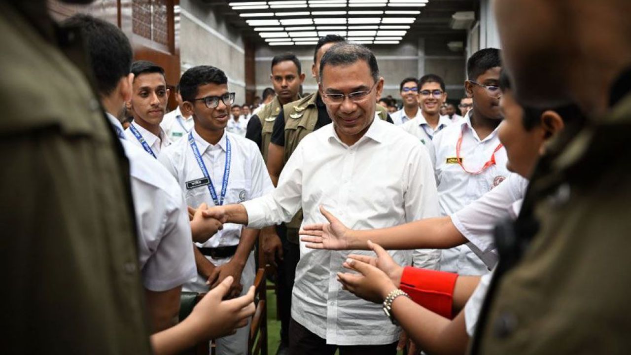 সংসদ ভবনে সাবেক কলেজের শিক্ষার্থীদের সঙ্গে প্রধানমন্ত্রী