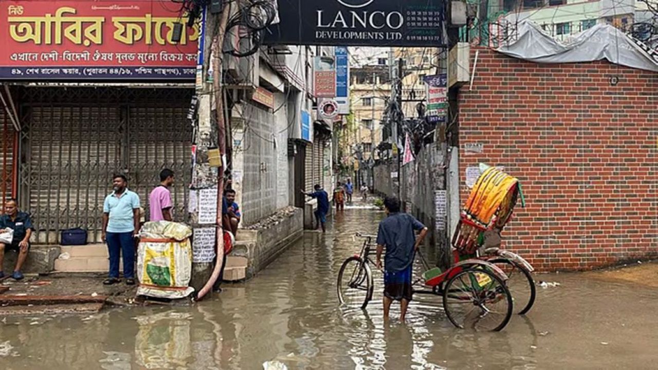 ভোরে বৃষ্টিতে রাজধানীর বিভিন্ন স্থানে ব্যাপক জলাবদ্ধতা