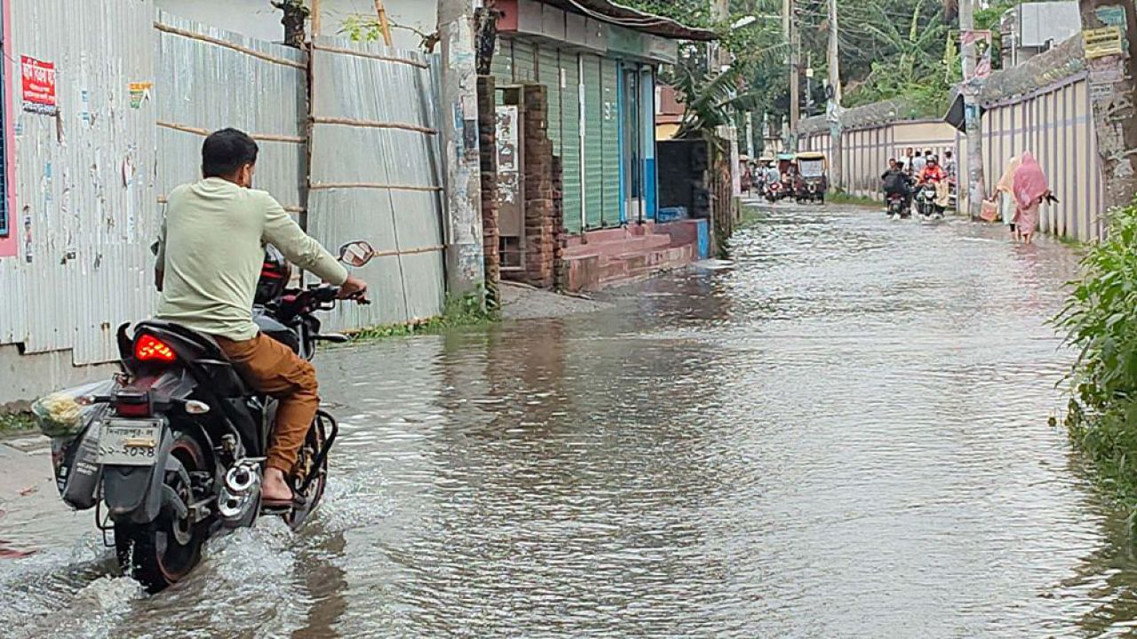 টানা বৃষ্টিতে রংপুরের ৩৩ ওয়ার্ডে ভয়াবহ জলাবদ্ধতা