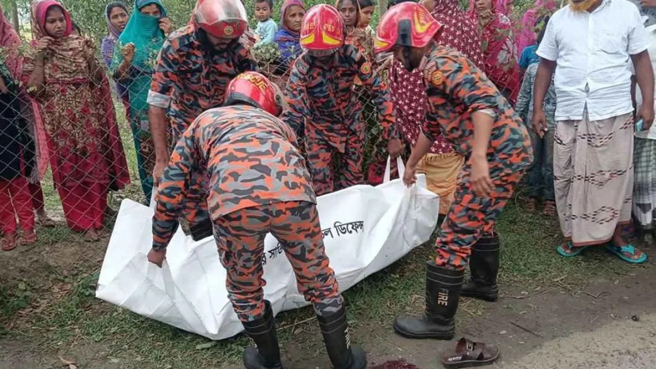 নাচোলে বাস-ট্রাক ও মোটরসাইকেলের ত্রিমুখী সংঘর্ষে দুই আরোহী নিহত