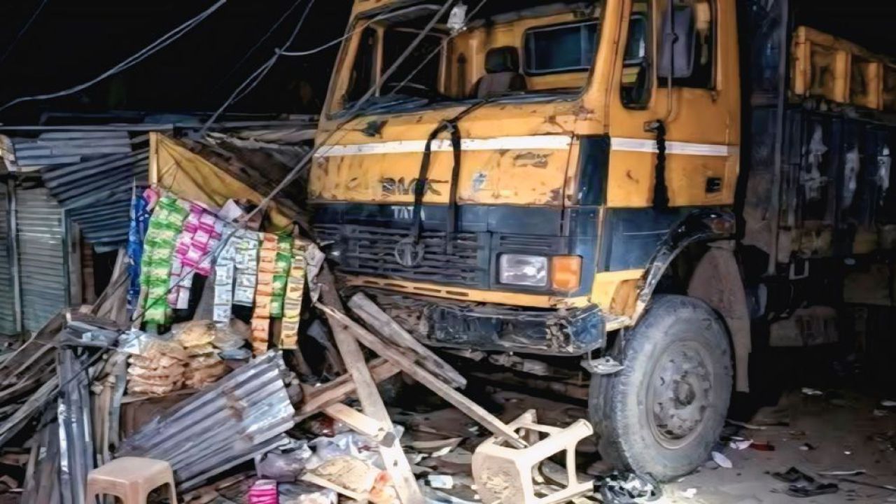 মুক্তাগাছায় নিয়ন্ত্রণহীন ট্রাক মুদি দোকানে: নিহত ১