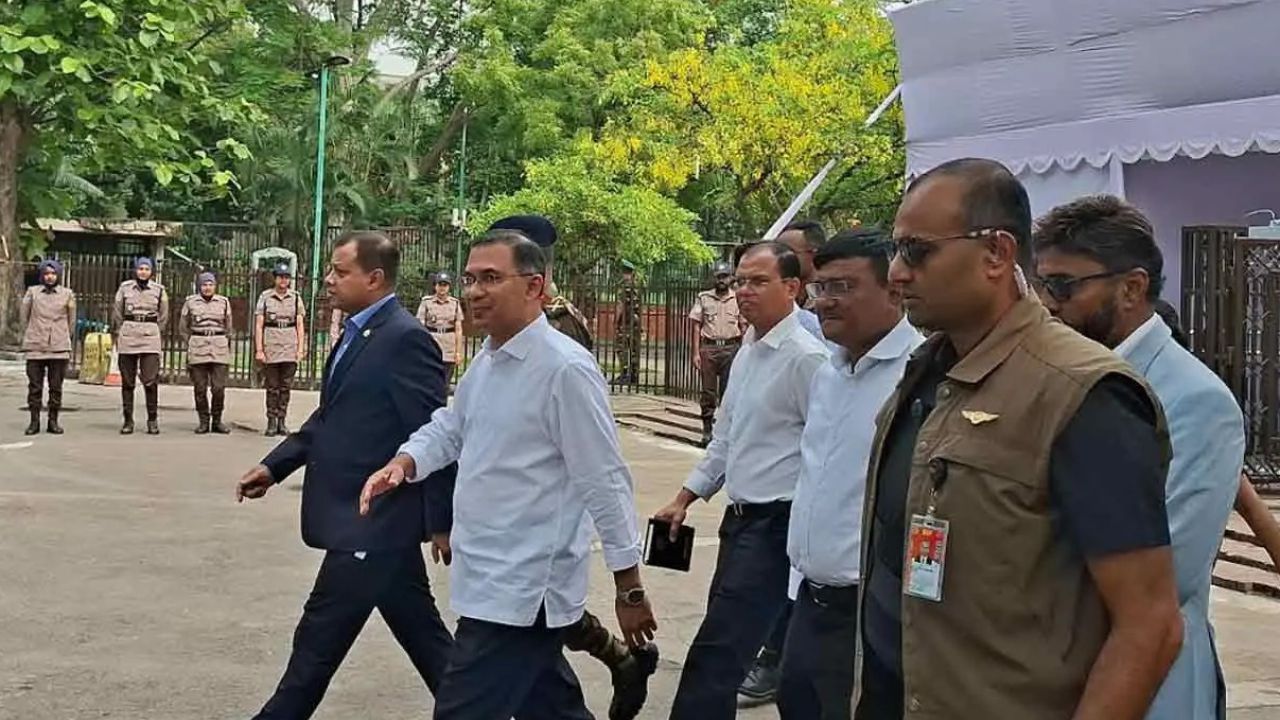 নিরাপত্তার কড়াকড়ি ভেঙে সাধারণ মানুষের মাঝে প্রধানমন্ত্রী