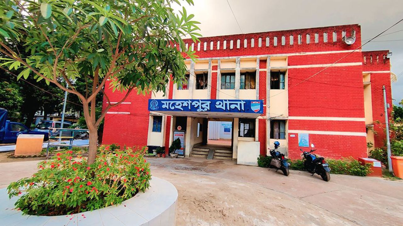 নগ্ন ভিডিও দিয়ে ব্ল্যাকমেইল, পুলিশের ফাঁদে আটক