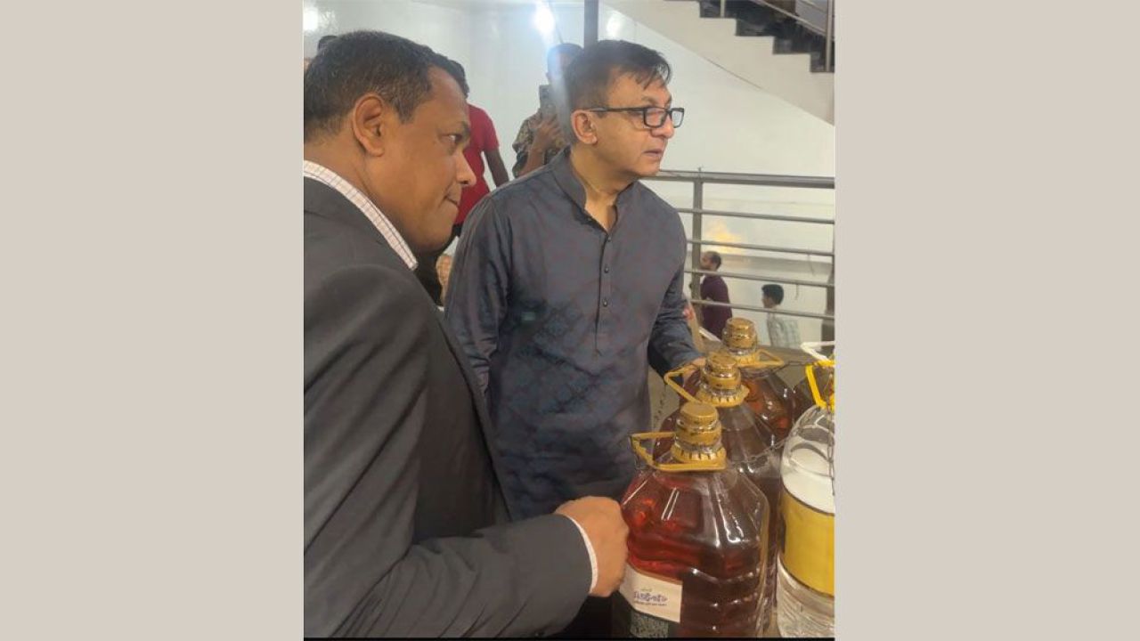 কারওয়ান বাজারে বাণিজ্যমন্ত্রীর আকস্মিক পরিদর্শন: তেলের সরবরাহ ও দাম পর্যবেক্ষণ