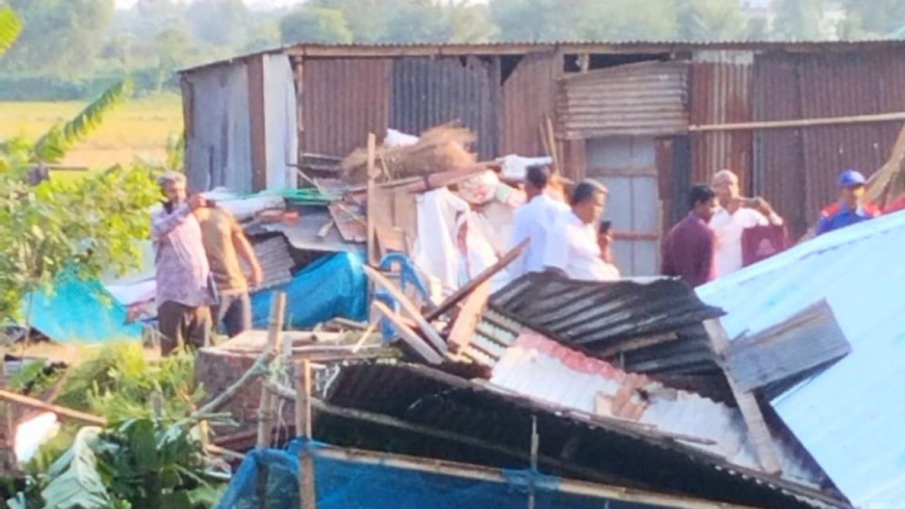 মুরাদনগরে কালবৈশাখী ঝড়ে ঘরের চাল চাপা পড়ে একজনের মৃত্যু