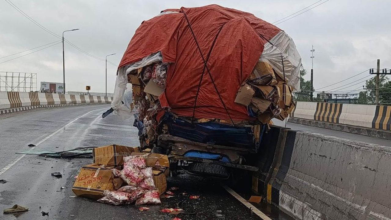 টাঙ্গাইলে ট্রাক ও পিকআপ সংঘর্ষে নিহত ২
