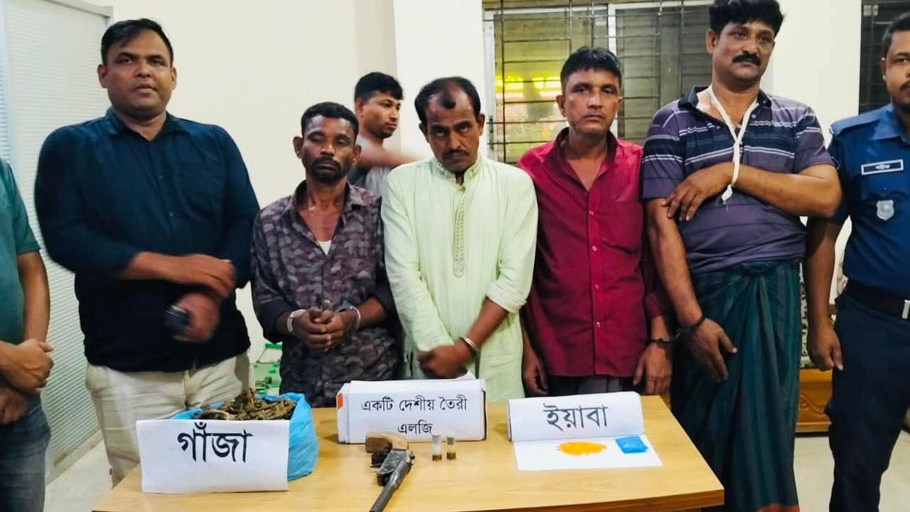 নোয়াখালীতে বিশেষ অভিযানে অস্ত্র-ইয়াবা-গাঁজা উদ্ধার, আটক ৬