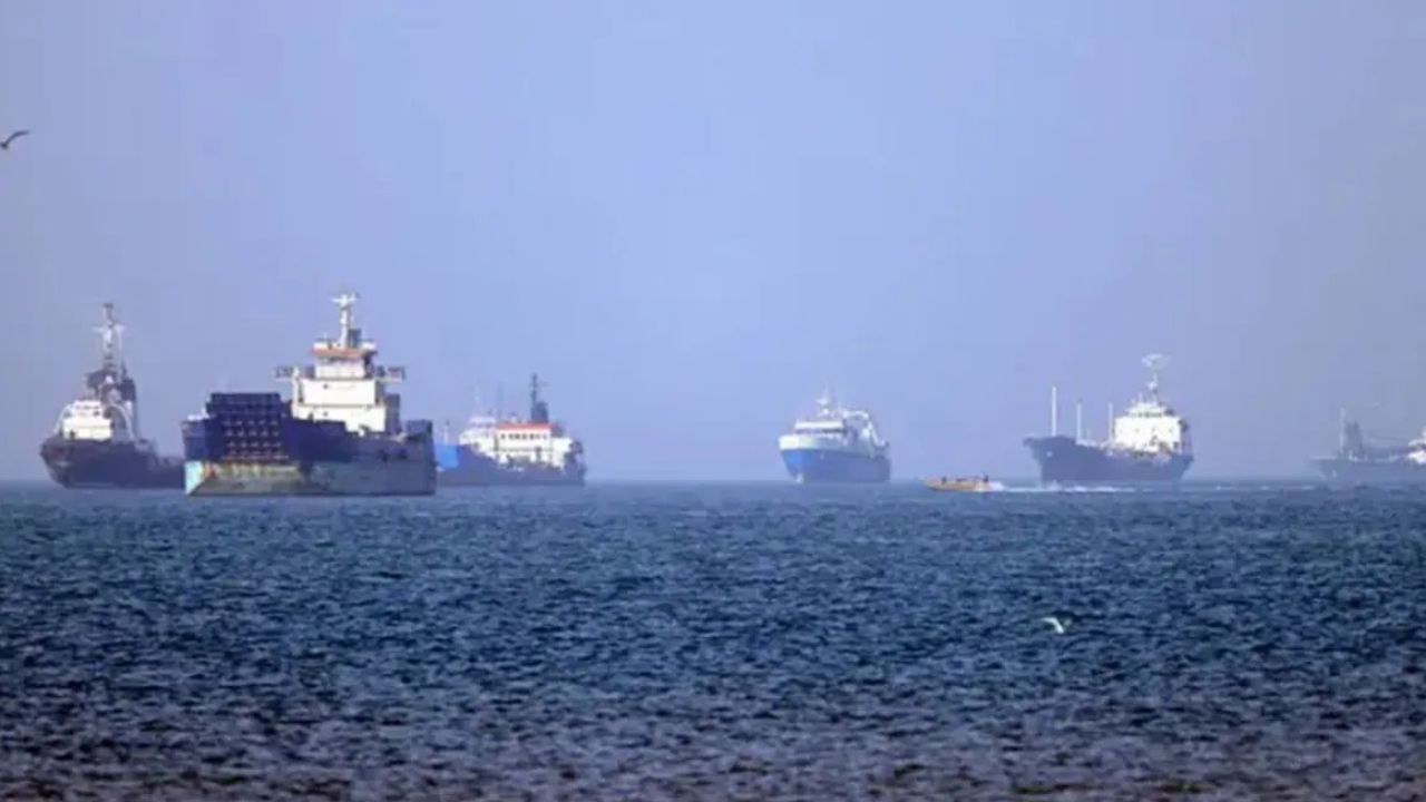 হরমুজ প্রণালিতে মার্কিন হামলায় ৫ বেসামরিক নিহত
