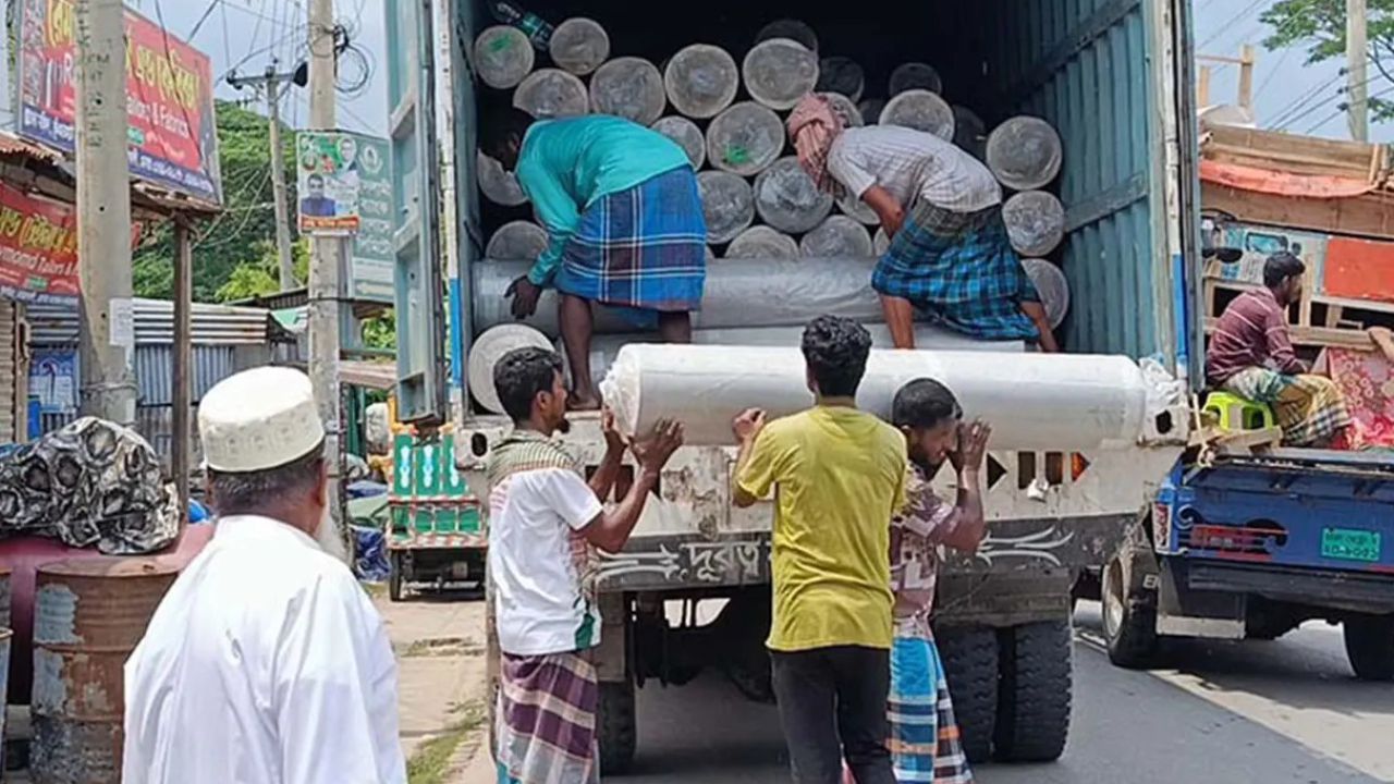 যুবদল নেতার গোডাউনে চোরাই কাপড়, গ্রেফতার ১