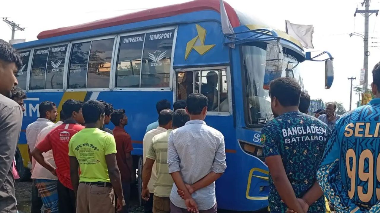 চলন্ত বাসের চাকায় পিষ্ট হয়ে হেলপারের মৃত্যু
