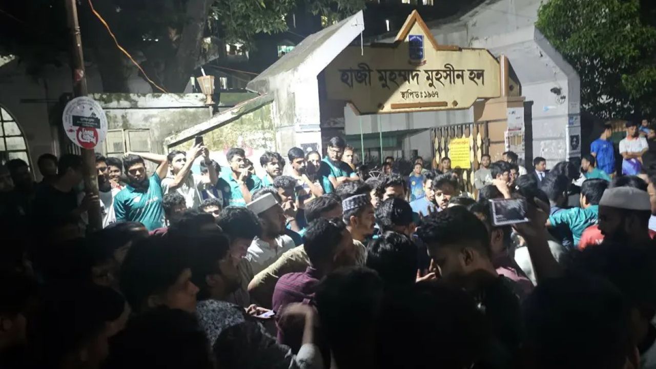 ঢাবির মুহসীন হলে ছাত্রদল ও শিবিরের মধ্যে উত্তেজনা