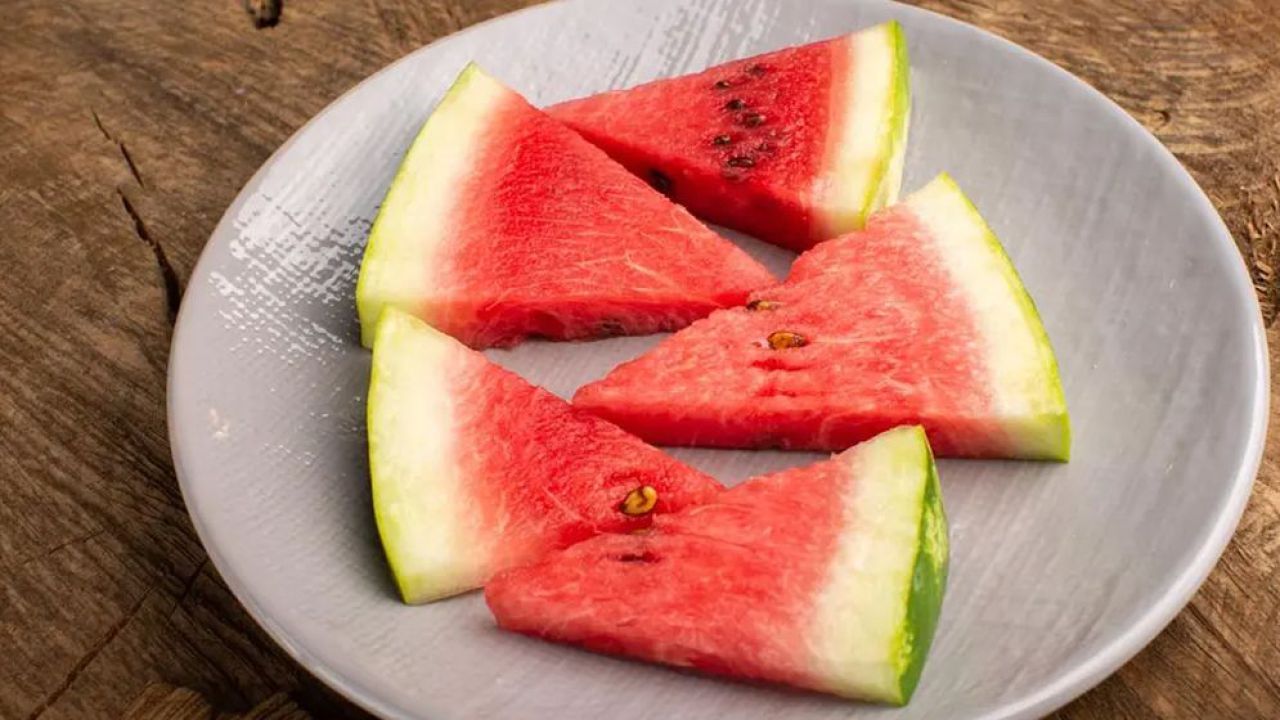 তরমুজ খাওয়ার সঠিক সময় ও স্বাস্থ্যঝুঁকি