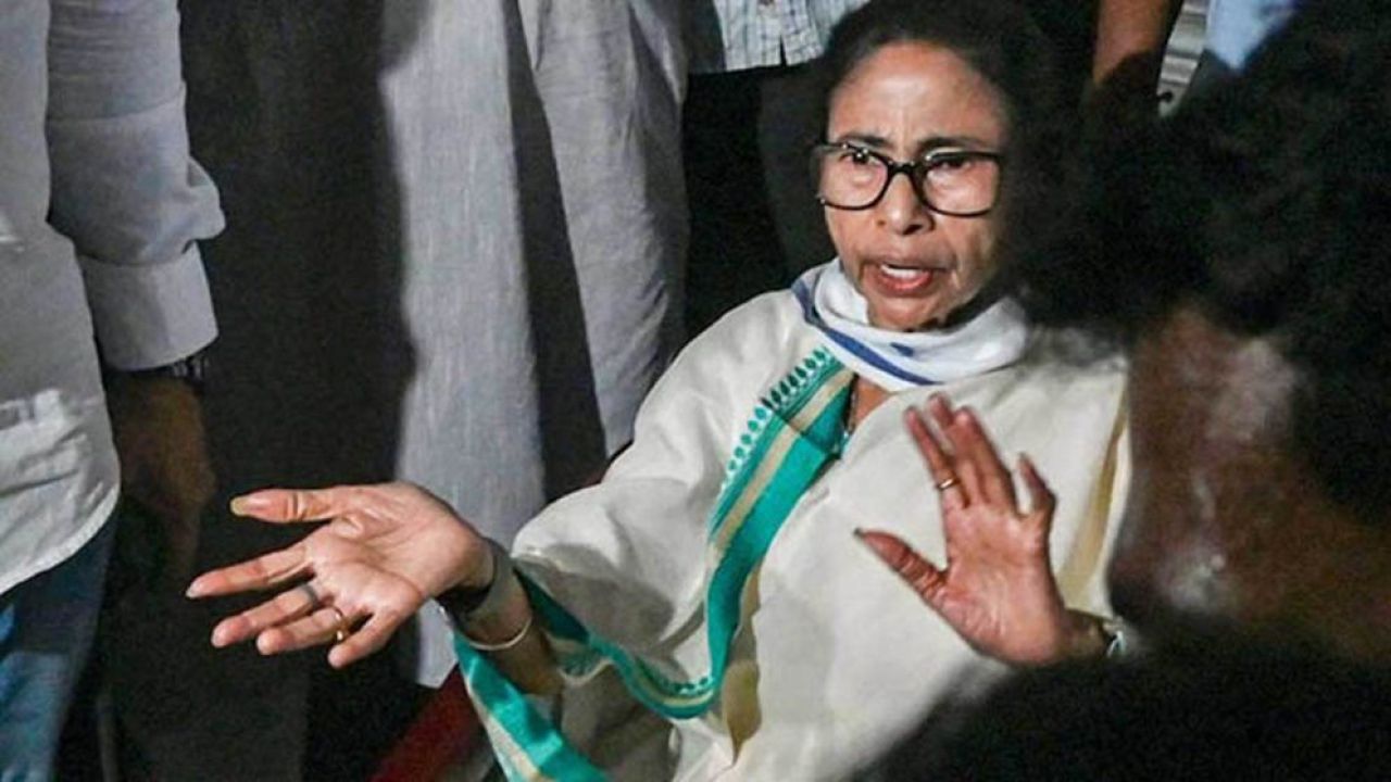 পশ্চিমবঙ্গে নজিরবিহীন সাংবিধানিক সংকট: পদত্যাগে নারাজ মমতা