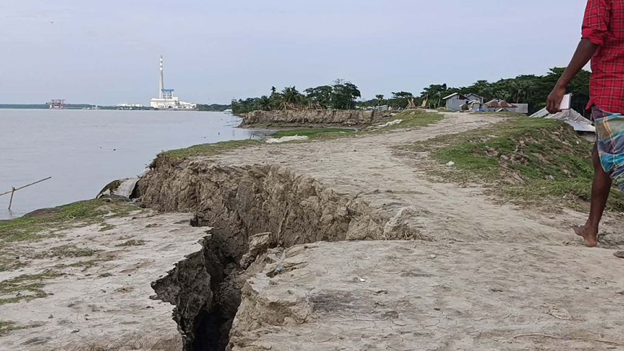 তালতলীতে বেড়িবাঁধে ভয়াবহ ফাটল: প্লাবিত হওয়ার ঝুঁকিতে ১৫ গ্রাম