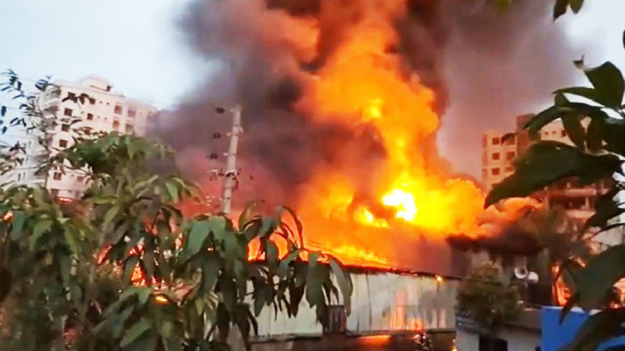 রাজধানীর কদমতলীতে ফোম কারখানায় ভয়াবহ আগুন, নিয়ন্ত্রণে ৫ ইউনিট