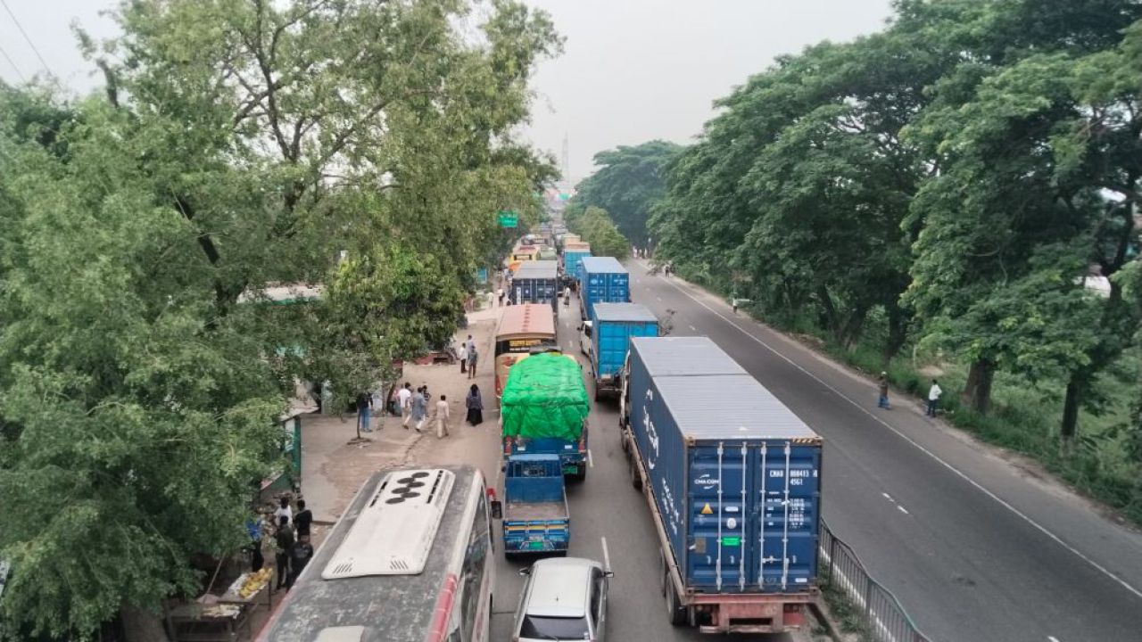 ঢাকা-চট্টগ্রাম মহাসড়কে ট্রাক উলটে ১৩ কিলোমিটার যানজট