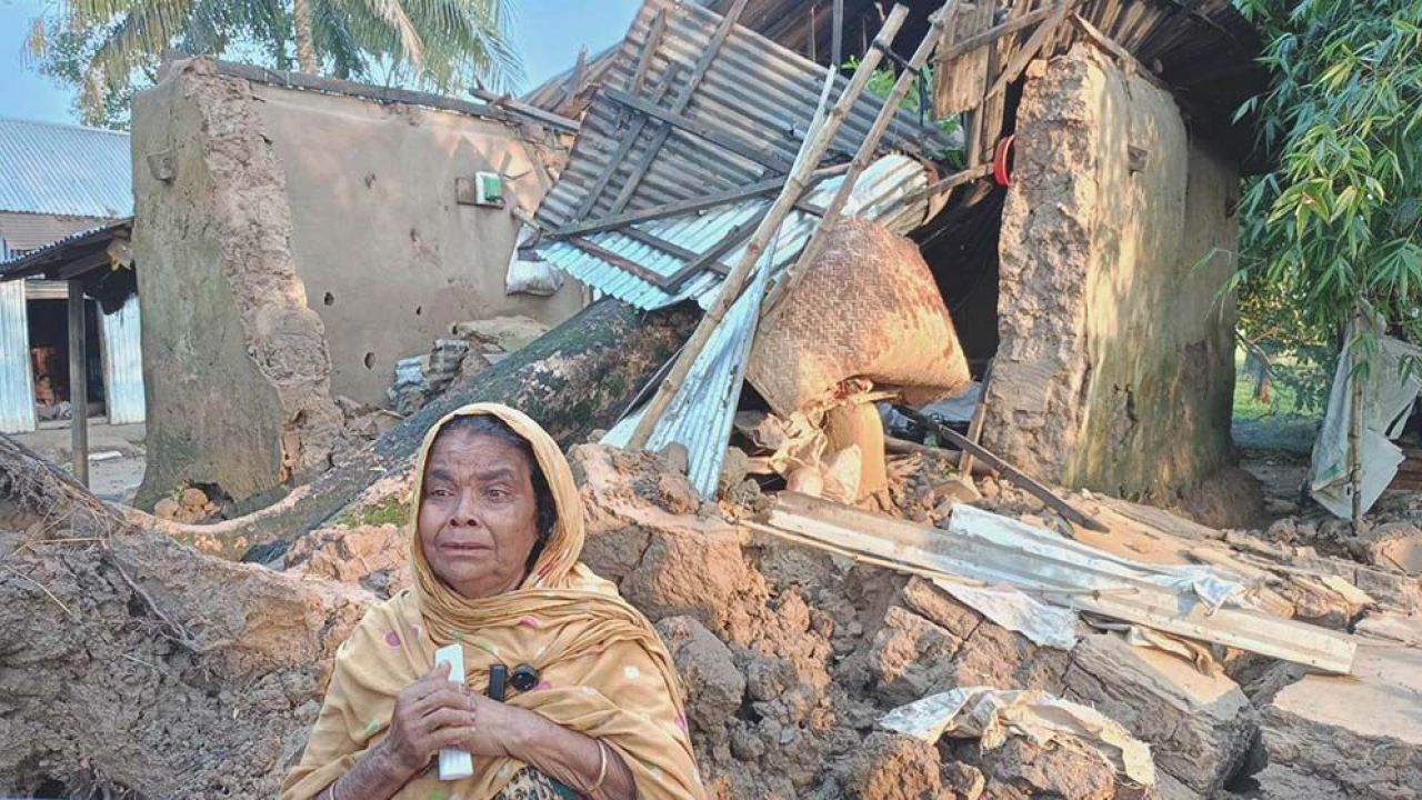 কালবৈশাখীর ঝড়ে লন্ডভন্ড দুর্গাপুর, অল্পের জন্য রক্ষা