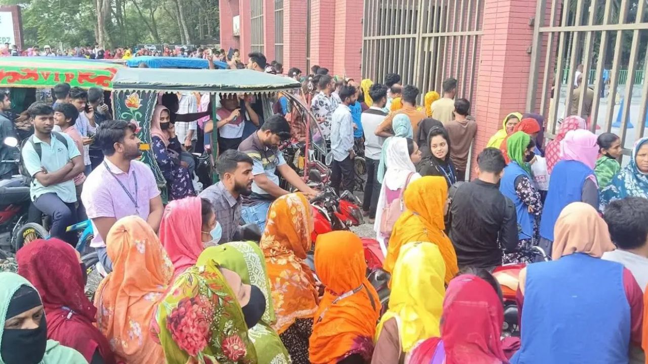 ঈশ্বরদী ইপিজেডে প্রধান ফটকে তালা ঝুলিয়ে শ্রমিকদের বিক্ষোভ