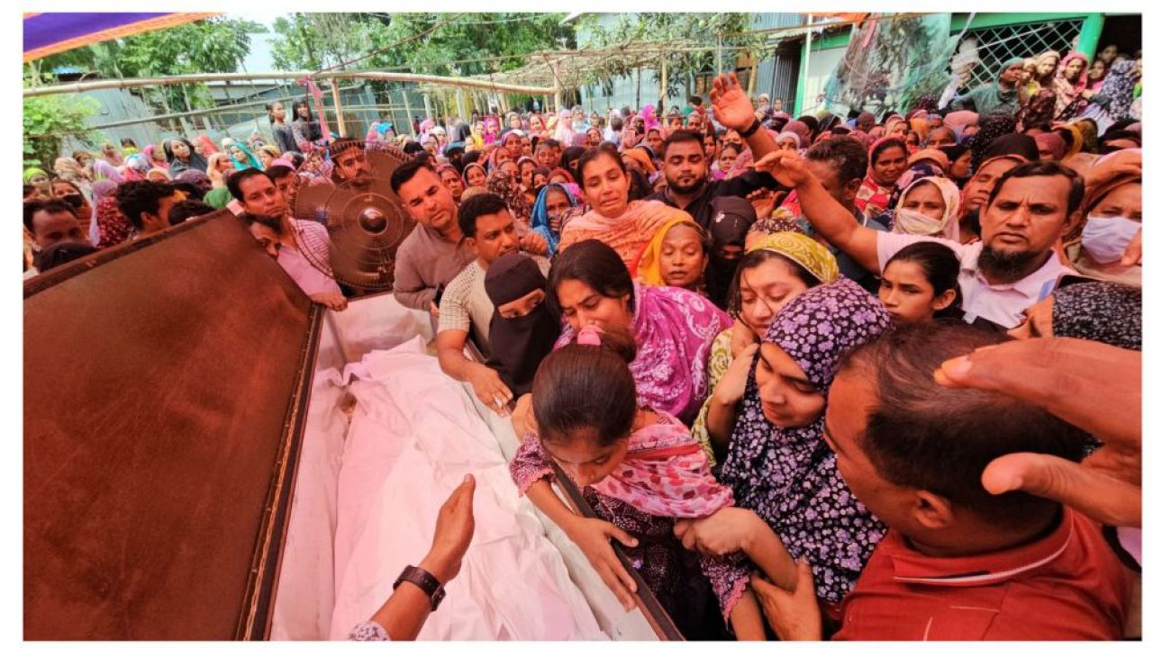 বাবার কফিনবন্দি লাশের সামনে ১০ মাসের অবুঝ শিশু