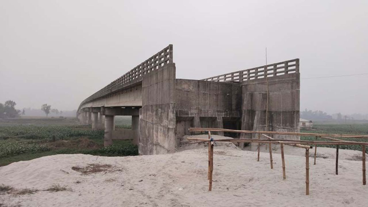 সংযোগ সড়ক ছাড়াই পড়ে আছে ৩৪ কোটি টাকার সেতু