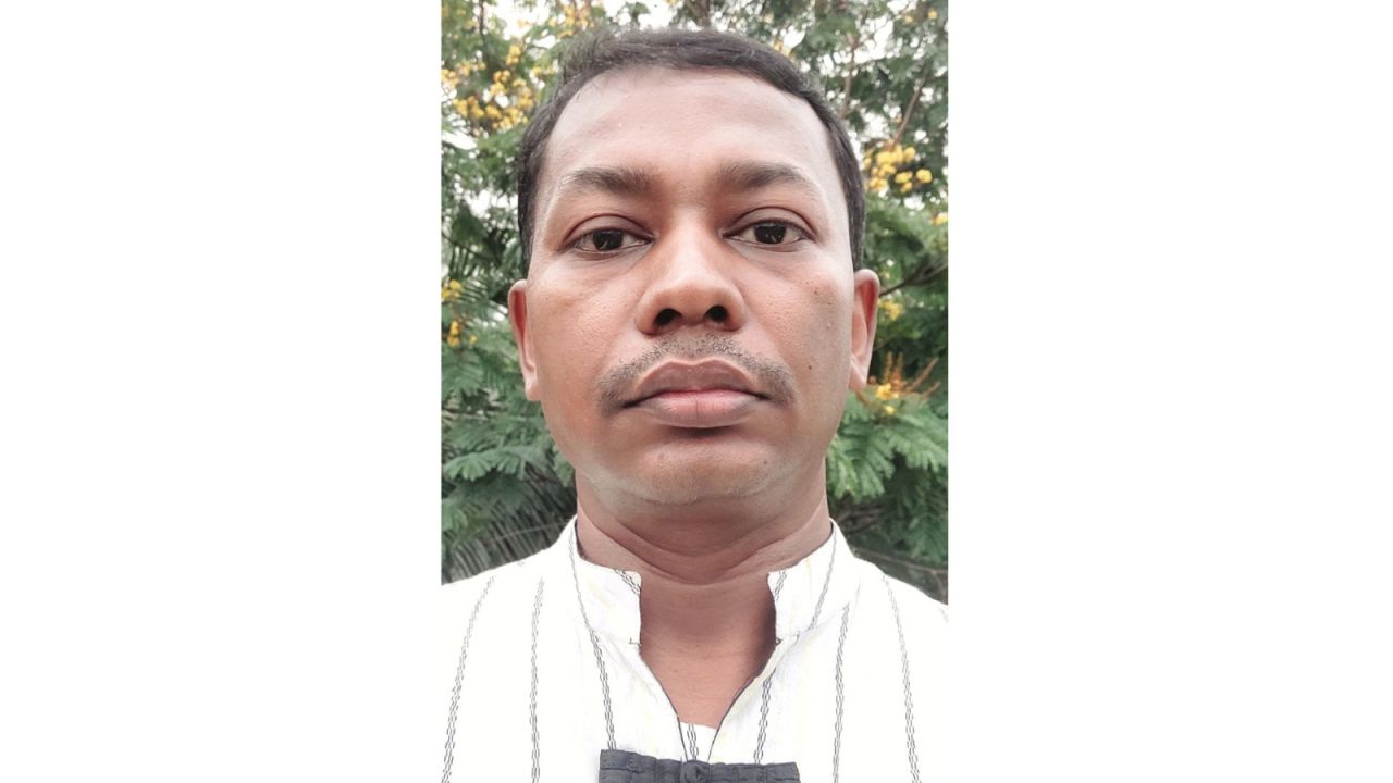 গান গেয়ে সোশ্যাল মিডিয়া কাঁপাচ্ছেন ঢাবি অধ্যাপক
